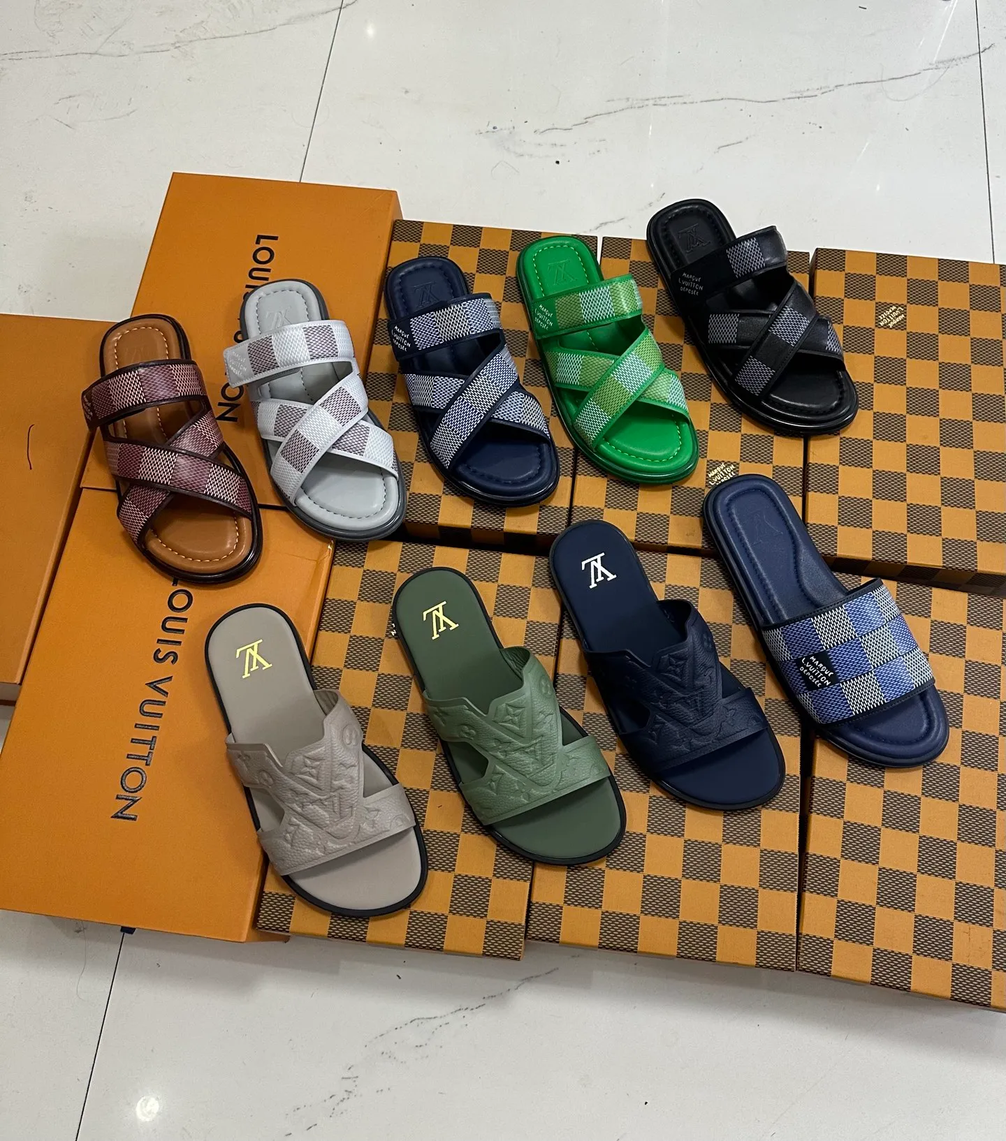 👟👟Ex-factory price 500👟👟 Top version: Men's LV Louis Vuitton L House Donkey Brand Flat Embossed Embossed Sandals This Miami sandal is made of Maxi Damier grained cow leather, copying the texture of Louis Vuitton's classic Damier canvas. The wide laces are adjustable with Velcro for a laid-back look. Paired with padded tough insole and micro outsole to ensure a light, flexible and comfortable wearing experience. Exquisite packaging at the delivery counter 🛍📦 ▪️Fabric: Original custom imported first-layer cowhide ▪️Inner lining: Customized first-layer cowhide ▪️Sole: Original molded rubber material ▪️Sole thickness: flat ▪️Size: Men's 39-45